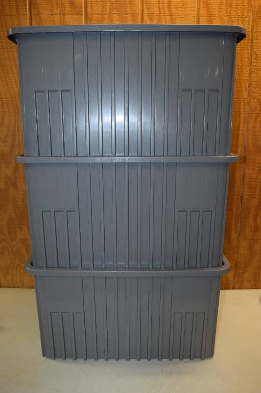 lot 66 image: 3 Global Dividable Grid Containers