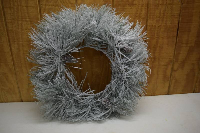 lot 68 image: 6 Bavarian Flocked Wreaths