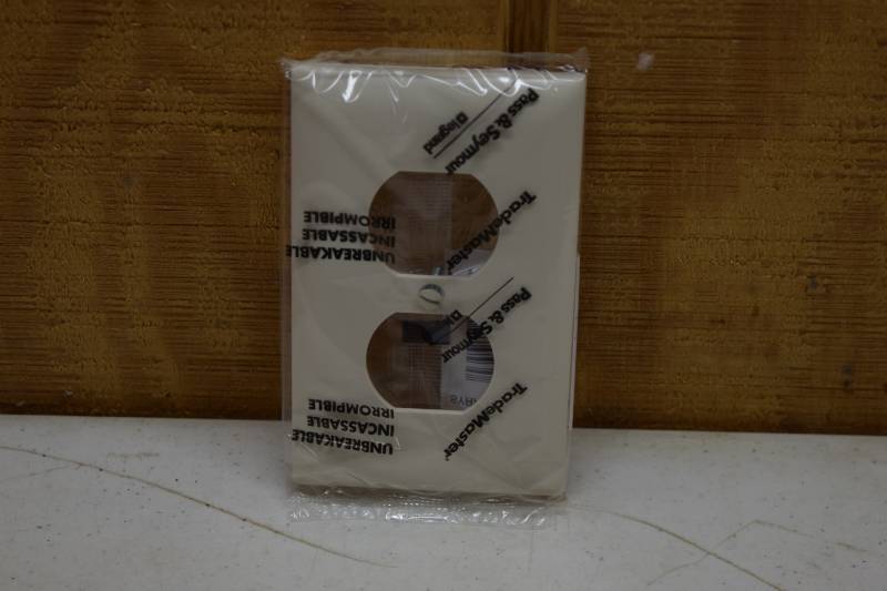 lot 139 image: 25 Legrand Trademaster Wall Plates Single Gang Almond