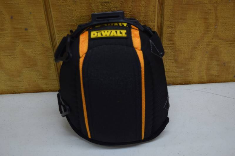 lot 191 image: Pair Dewalt Knee Pads