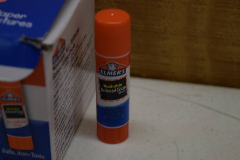 lot 208 image: 30 Elmers Washable All Purpose School Glue Sticks