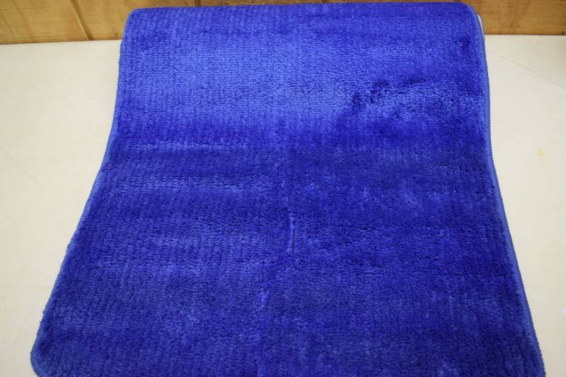 lot 224 image: Blue Bath Runner Rug