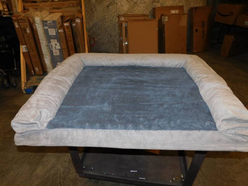 lot 8407 image: Large Pet Bed