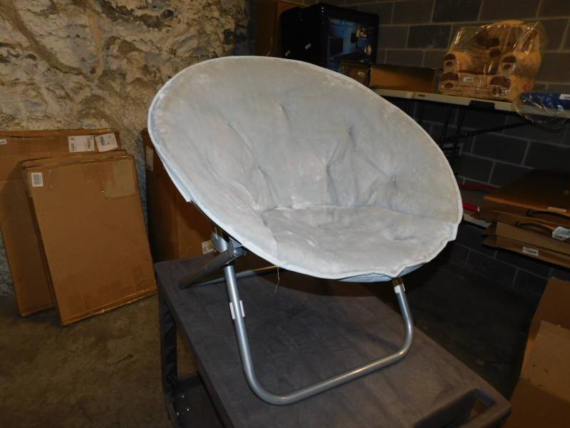 lot 8423 image: Round Folding Chair