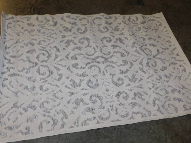 lot 8535 image: Area Rug