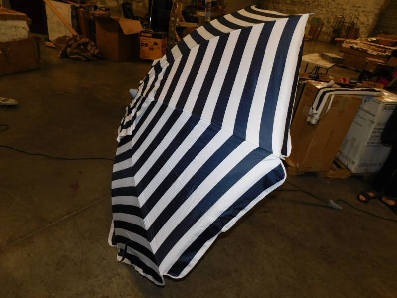 lot 8334 image: Amazon Basics Beach Umbrella