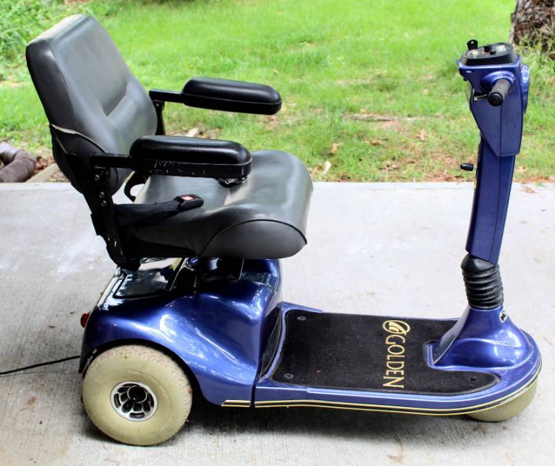 lot 2 image: Golden Champion II 3-Wheel Motorized Scooter