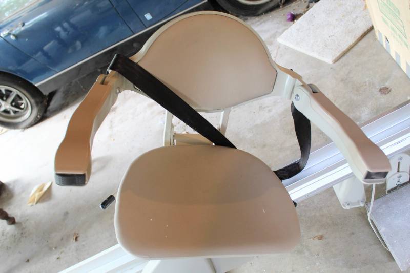lot 4 image: MediEquip Stairlift