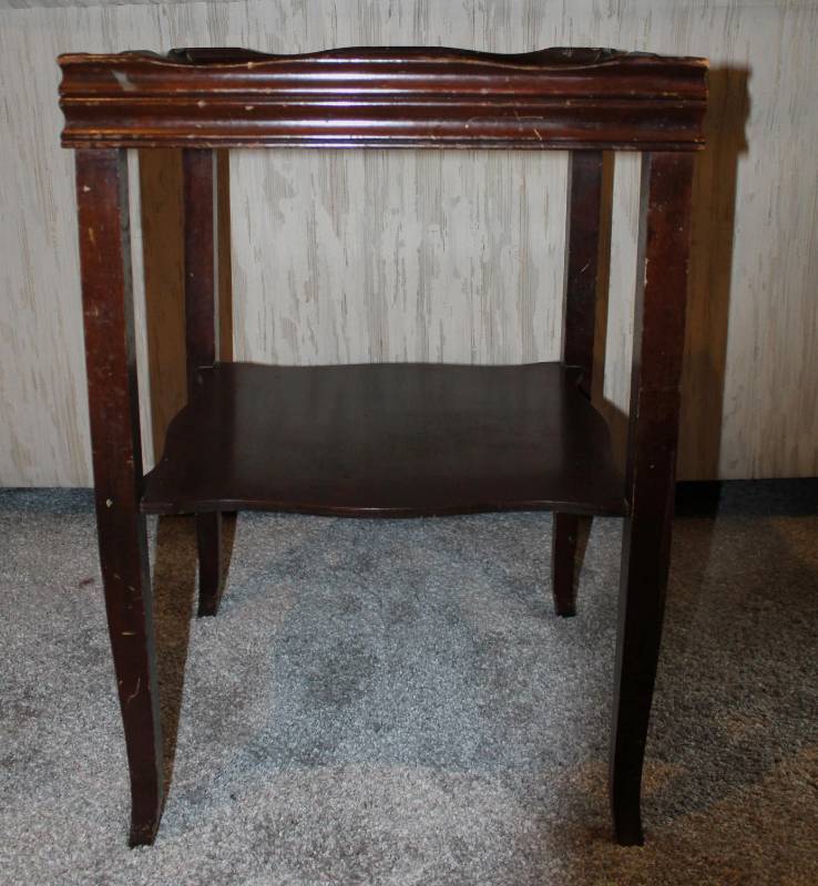 lot 9 image: Vintage Side End Table