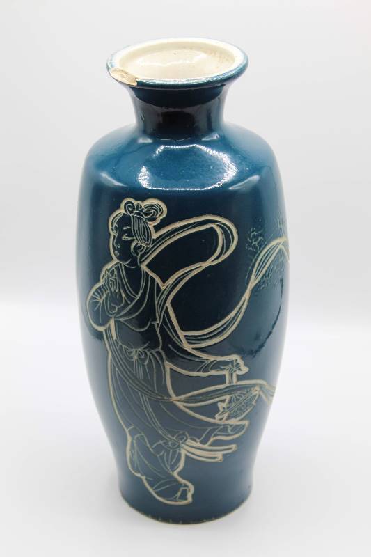 lot 1093 image: Blue and White Vase with Geisha