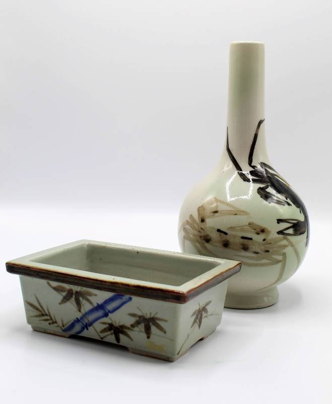 lot 1094 image: Asian Vase Sake Jar and Vintage Chinese Bulb Pot