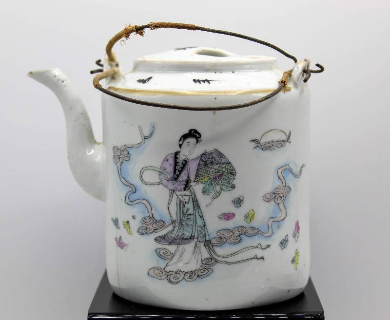 lot 1089 image: Famille Rose Teapot from Chinese Republic era (1912-1949)