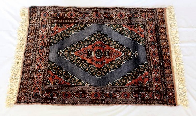 lot 1055 image: Oriental Rug 2 x 3 Made in Pakistan