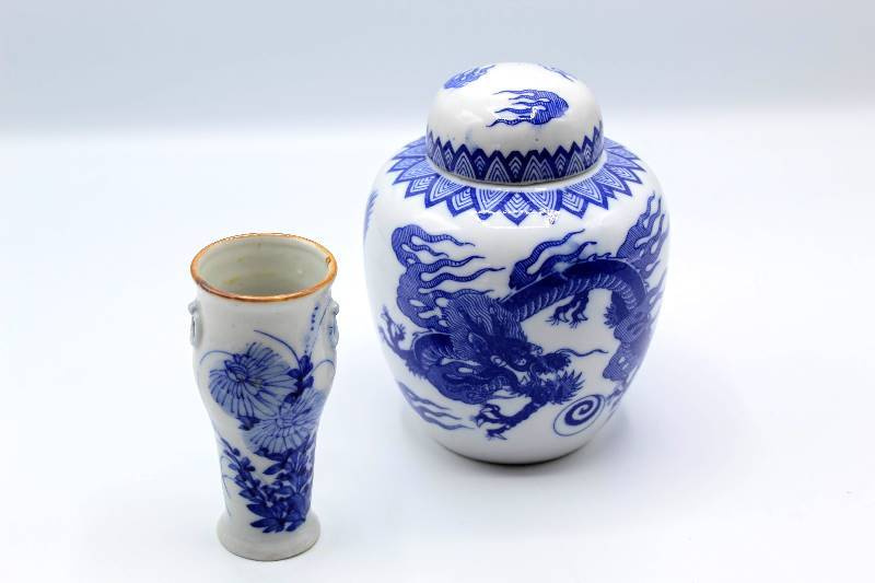 lot 1105 image: Vintage Blue and White Dragon Design Ginger Jar with Lid and Small Vase
