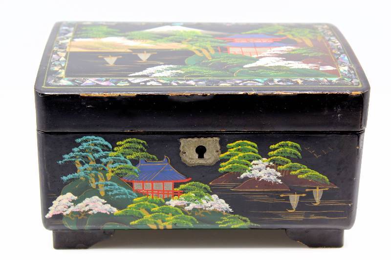 lot 1111 image: Black Lacquer Music Box