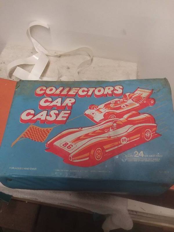 lot 1172 image: Vintage Collectors Car Case with Cars