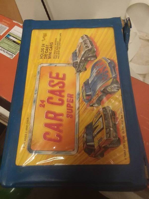 lot 1174 image: Vintage Collectors Car Case with Cars