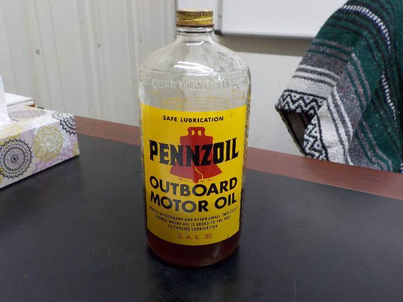 lot 5679 image: Pennzoil glass outboard motor oil