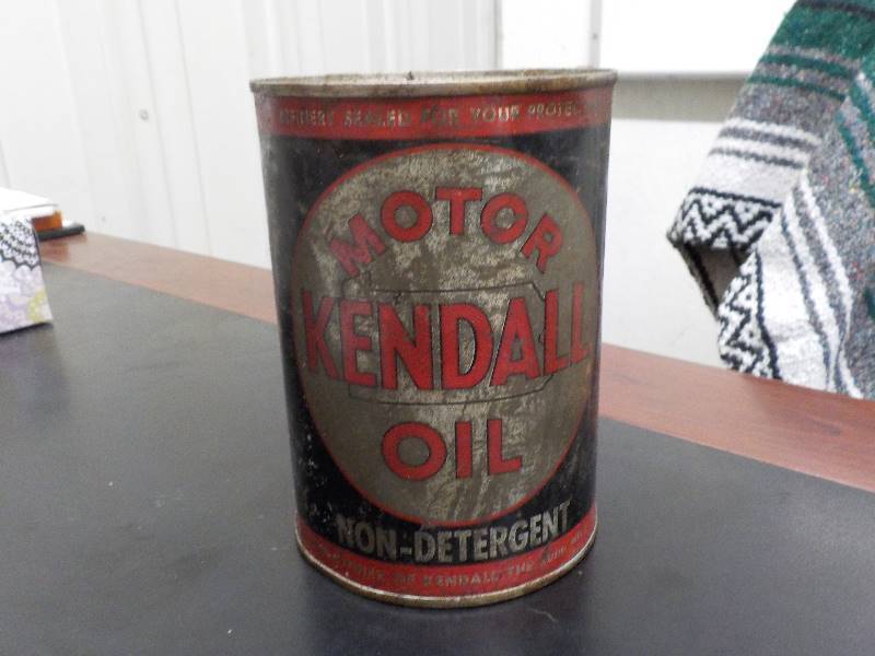 lot 5681 image: Kendall motor oil can