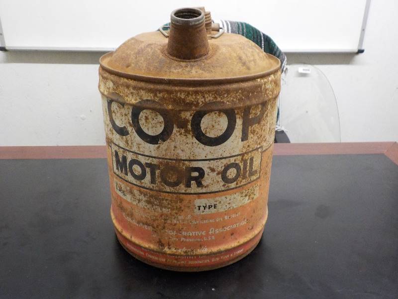 lot 5690 image: COOP motor oil can