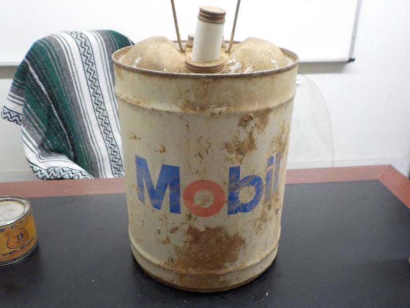 lot 5830 image: mobil 5 gallon can