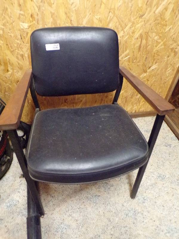 lot 1691 image: Padded Chair