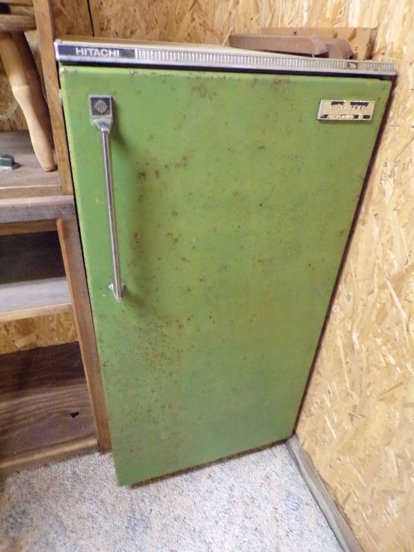 lot 1693 image: Vintage Refrigerator wFreezer - works good
