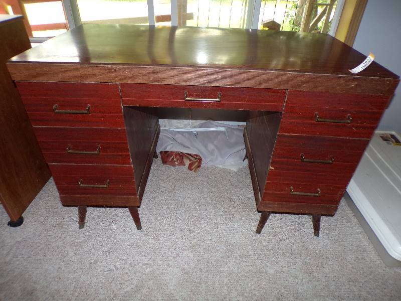 lot 1681 image: Double Pedestal Desk