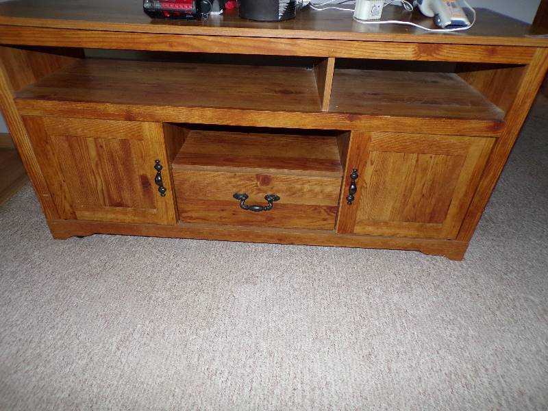 lot 1694 image: TV Stand
