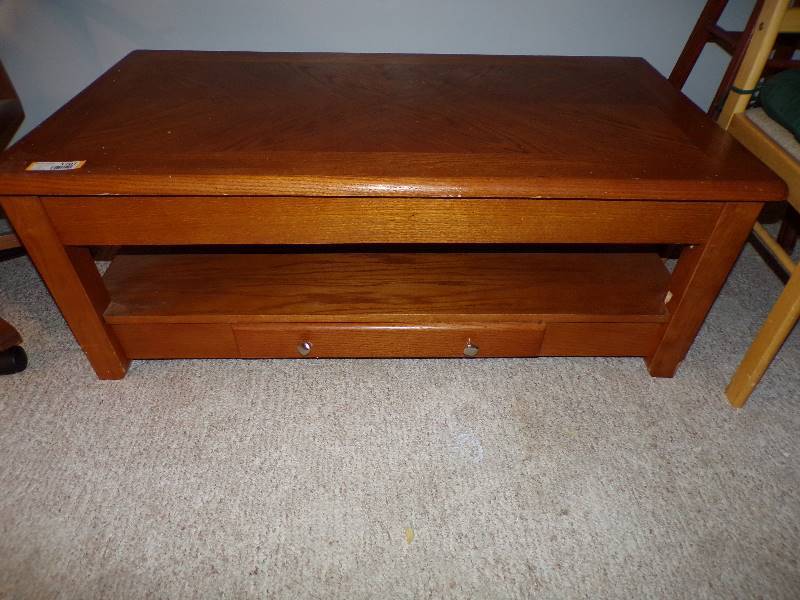 lot 1701 image: Convertible Coffee Table