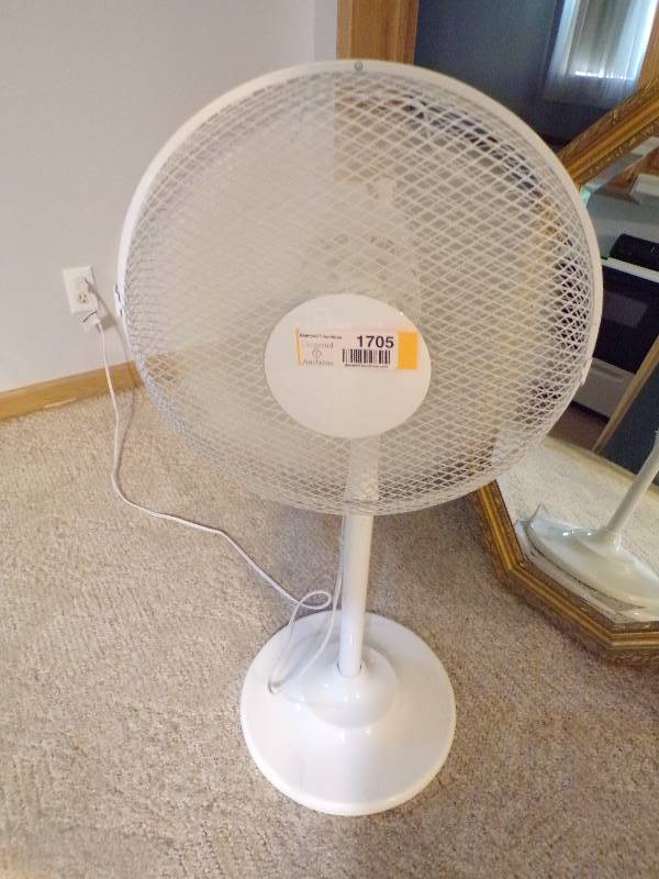 lot 1705 image: Pedestal Fan
