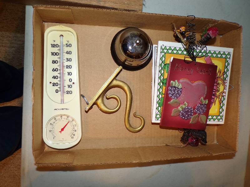 lot 1712 image: Home Decor and Service Bell