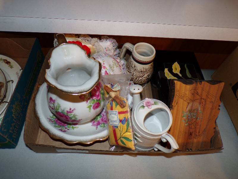 lot 1713 image: Small Housewares