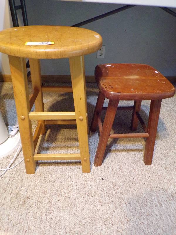 lot 1742 image: 2 Stools