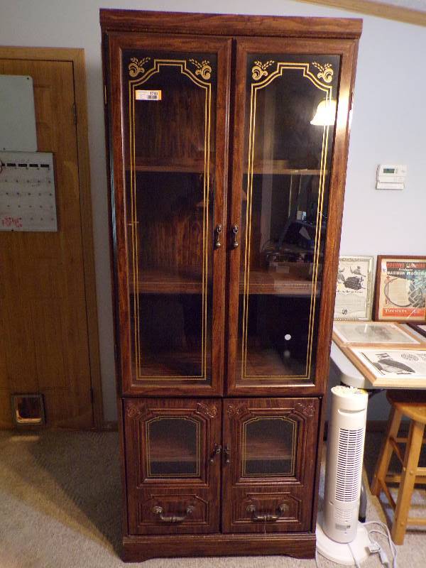 lot 1744 image: Lighted Cabinet