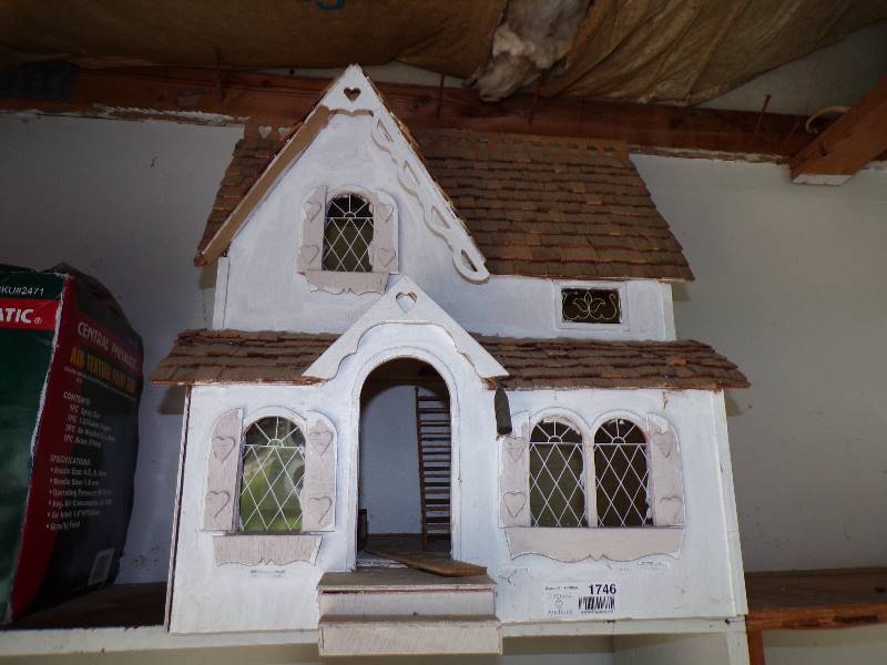 lot 1746 image: Doll House - needs TLC