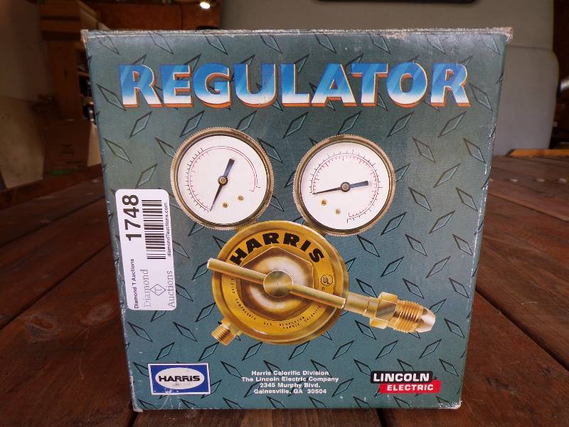 lot 1748 image: Oxygen Regulator NIB