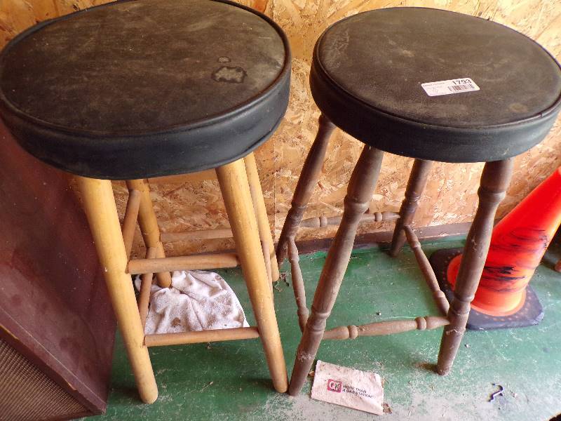 lot 1793 image: 2 Bar Stools