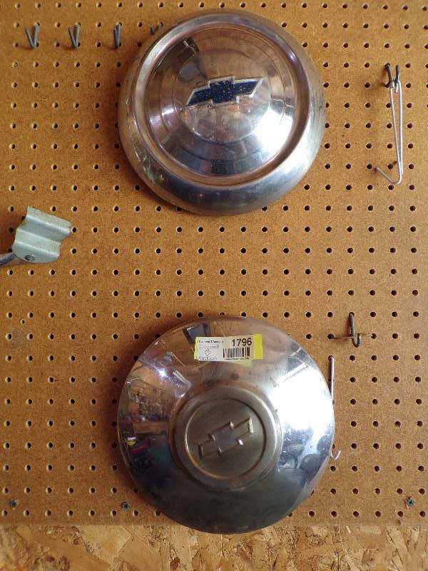 lot 1796 image: Pair Chevrolet Hub Caps