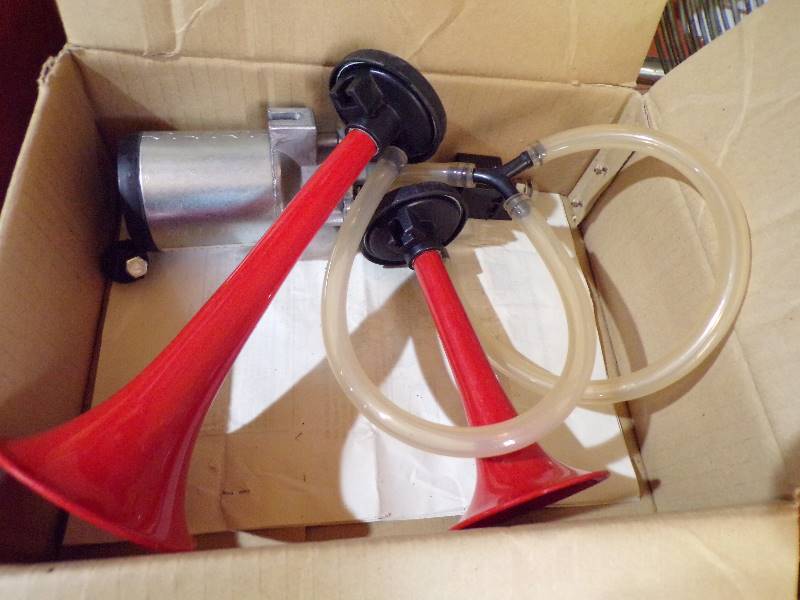 lot 1802 image: Air Horn Kit