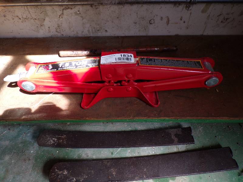 lot 1834 image: 1.5 Ton Scissors Jack