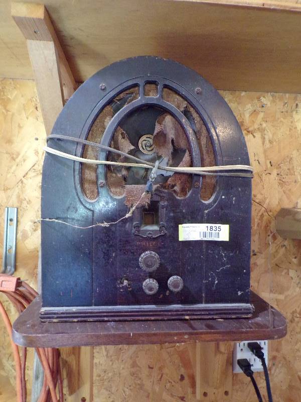 lot 1835 image: Antique Radio