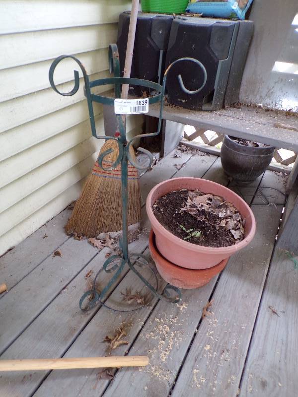 lot 1839 image: Planter and Plant Stand