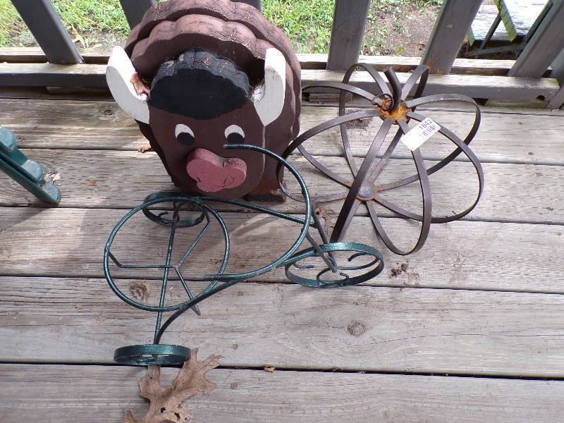 lot 1843 image: 3 Pcs. Yard Art