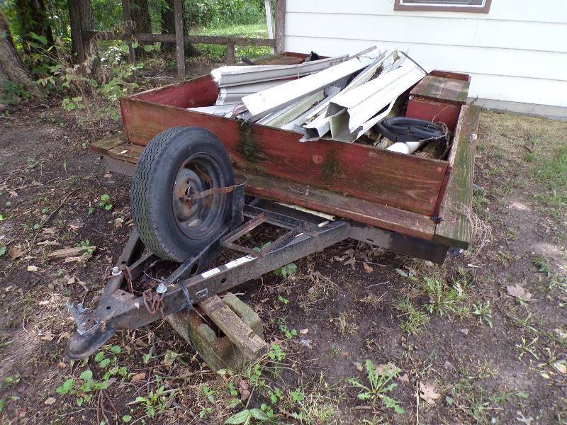 lot 1846 image: Small Trailer and contents