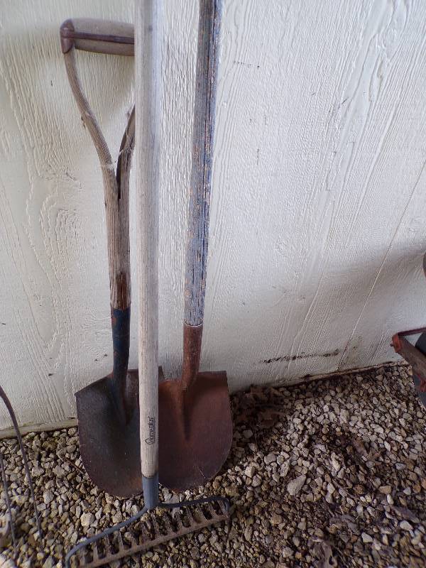 lot 1850 image: 2 Shovels and Rake