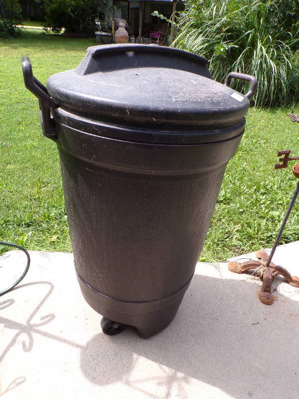 lot 1867 image: Rubbermaid Trash Can