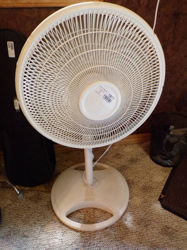 lot 1871 image: Pedestal Fan