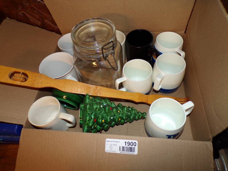 lot 1900 image: Mugs etc.