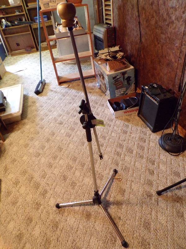 lot 1913 image: Microphone Stand